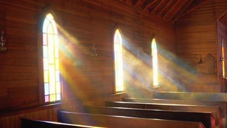 Die Verlockung der Kirchen in der Hitze des Sommers