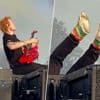 KIJK. Ed Sheeran glijdt uit tijdens optreden op Linkeroever, maar blijft verder gitaar spelen