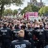 Verletzte Einsatzkräfte und antisemitische Ausrufe in Kreuzberg: Polizei löst queere Palästina-Demo mit 10.000 Teilnehmenden in Berlin auf