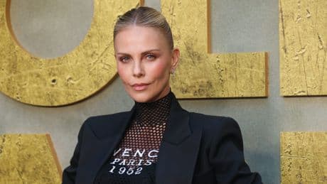 Charlize Theron contro Jeff Bezos e Lauren Sanchez: «Fanno schifo»