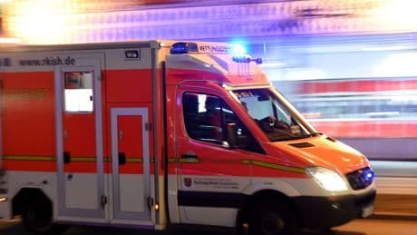 Flucht nach Unfall: 82-Jährige muss Rennradfahrer ausweichen und stürzt