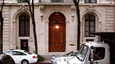 Een verjaarsbrief van Woody Allen, een gezellig kiekje met Bill Clinton – een blik in het huis van Jeffrey Epstein