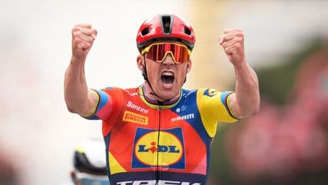 Giro d'Italia 2025, Mads Pedersen si prende la prima tappa: Mikel Landa costretto al ritiro