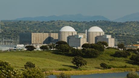 El cierre de las nucleares subiría el precio un 36% y destruiría 28.500 empleos
