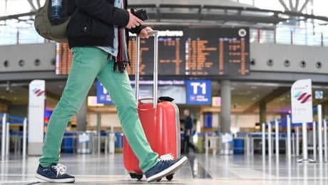 Compensations carbone, tarifs "verts": les compagnies aériennes européennes continuent leur greenwashing
