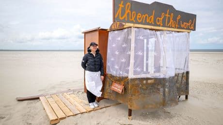 Kunstprojekt auf Nordseeinsel: Aktionskünstlerin baut Strandbar für "Endzeit-Gespräche"