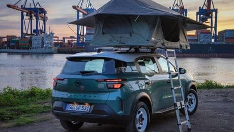 Opel Frontera, con tienda de campaña en el techo con espacio para dos personas
