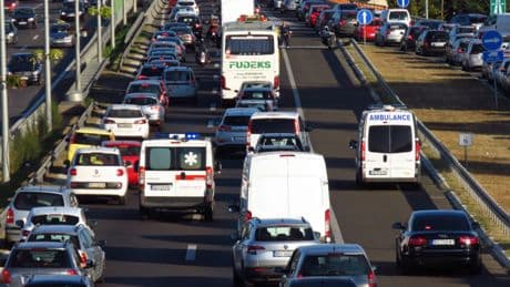 La DGT hará obligatorio el carril de emergencia en autopistas y autovías a partir de 2026