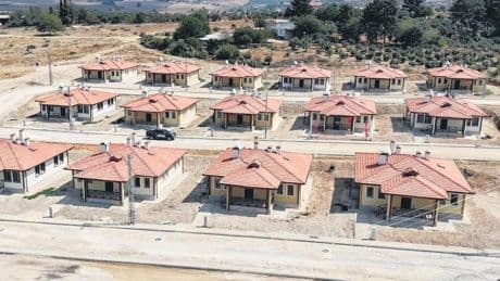 Deprem konutları hak sahiplerine teslim ediliyor