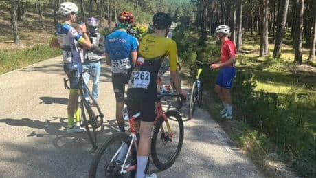 Muere un corredor de 17 años y otros dos resultan heridos en una caída masiva de la Vuelta Ciclista Junior Ribera del Duero