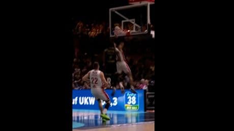 Das sieht man selten - Basketball-Dunk geht komplett daneben