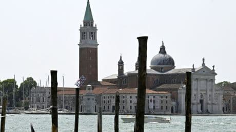 Plakate und Sticker: Protest gegen geplante Hochzeit von Jeff Bezos in Venedig