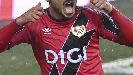 Un solitario gol de Álvaro García da una victoria de oro al Rayo en la ida de la previa de la Conference