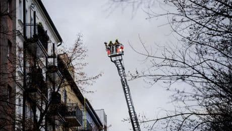 Drehleiter-Einsatz: Feuerwehr rettet Menschen aus brennendem Haus