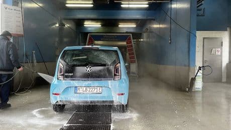 Dürfen Sie mit dem E-Auto zur Unterbodenwäsche? Darauf müssen Sie achten