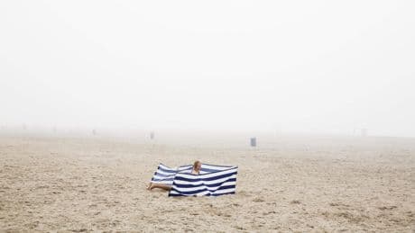 LIVE | Nederlandse stranden gehuld in dikke laag mist door zeevlam