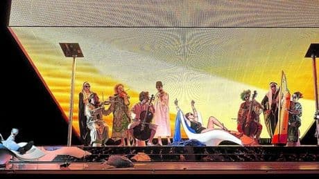 Bieito monta un 'Giulio Cesare' que acaba con váteres dorados