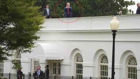 Trump se sube al techo de la Casa Blanca para dar un paseo, bailar... y hablar con la prensa desde las alturas