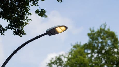 Rot-weißer Aufkleber an Laternen: Das steckt dahinter