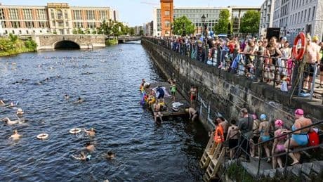 Demo an Berliner Museumsinsel: Protest-Schwimmen gegen Badeverbot in Berliner Spree