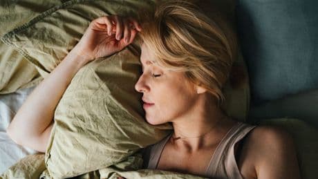 Wechseljahre: So viele Stunden Schlaf schützen Frauen vor Herzinfarkt