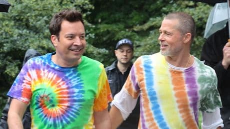Pitt im Partnerlook mit Jimmy Fallon - Brad kann sogar Batik tragen!