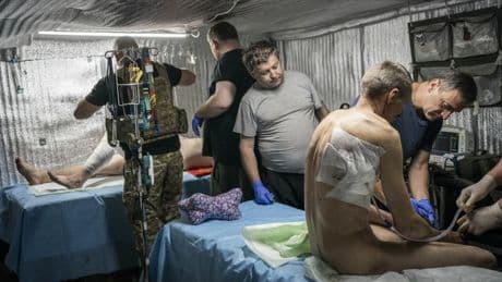 Verwundet im Donbass: Bis sie beim Arzt sind, bluten sie schon nicht mehr