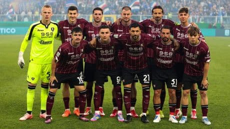 Veertien spelers Salernitana met voedselvergiftiging in ziekenhuis tussen play-offduels, vermoedens over opzet