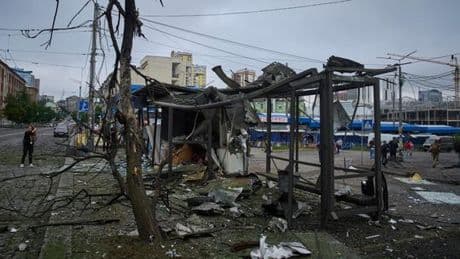 En direct, guerre en Ukraine : des bombardements russes ont visé plusieurs quartiers de Kiev avant une visite du ministre des affaires étrangères français