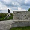 Eilentscheidung des Verwaltungsgerichts Berlin: Sowjetische Flaggen am Treptower Ehrenmal bleiben am Tag der Befreiung verboten
