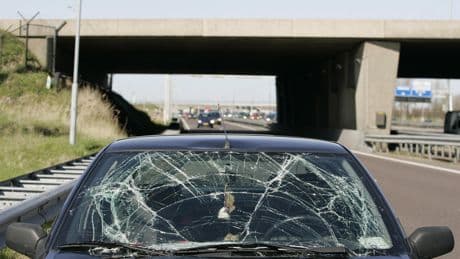 Zware verwondingen, coma en zelfs de dood: wat bezielt mensen die stenen op de snelweg gooien?