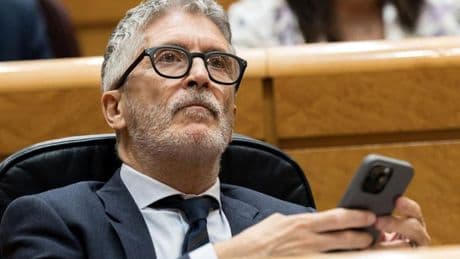El apagón da luz a Marlaska en su trance más oscuro