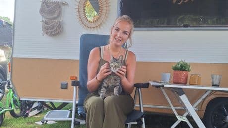 Poes Bibi reisde ongemerkt honderden kilometers mee en is nu de ster van de camping: ’Ze wordt 5 keer per dag uitgelaten!’
