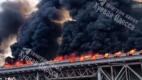 Feuer in ukrainischem Hafen: Video zeigt riesige Rauchsäule des Großbrands