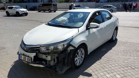 Samsun'da otomobil kamyonla çarpıştı : 3 yaralı