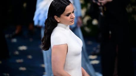 Gala Met 2025: Rosalía deslumbra con un vestido blanco de Balmain, cual escultura clásica