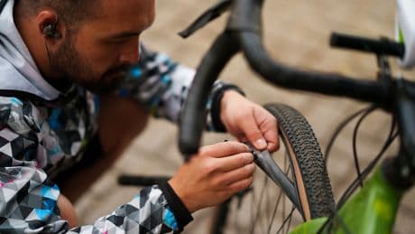 Fahrradpanne? Diesen Fehler beim Schlauchwechsel machen (fast) alle