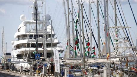 Flotilla sconfitta dal meteo: la nave ritorna in porto. Israele: "Come i terroristi"