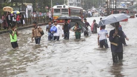 Hindistan ve Nepal'de şiddetli yağış: 100'den fazla kişi öldü