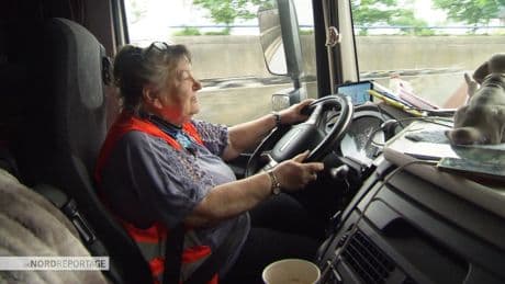 Oma steuert 40-Tonner: Rosi ist die älteste Lkw-Fahrerin Deutschlands