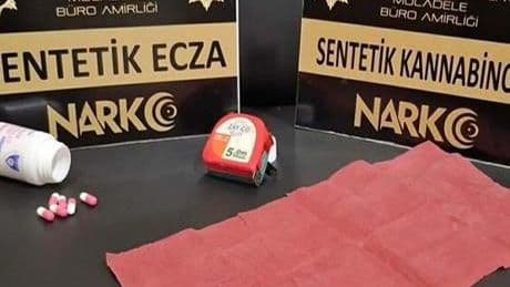 Ekipler bile şaştı kaldı! Üzerinde A4 kağıdına emdirilmiş uyuşturucu ele geçirildi
