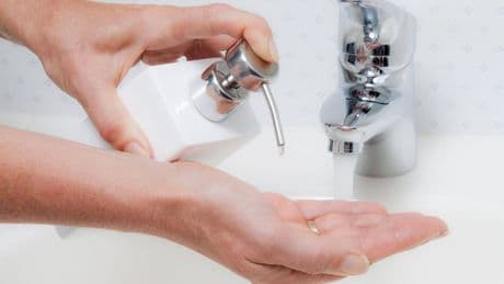 Keimgefahr: Seife und Shampoo nicht mit Wasser verdünnen