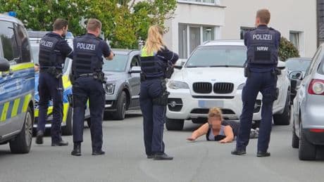 Half sie ihrem Mann bei der Flucht? - Hier wird die Ehefrau des Menden-Killers gestellt