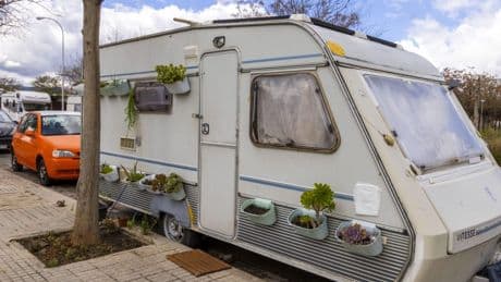 Hoe lang mag je een camper of caravan in een parkeervak laten staan?