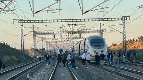 Interrumpida la circulación de trenes de alta velocidad entre Madrid y Barcelona por un incendio en Lérida