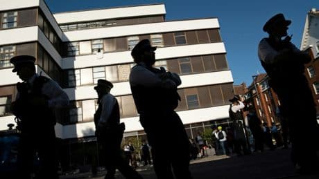 Londres : des hôtels accueillant des demandeurs d'asile pris pour cible par l'extrême droite