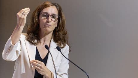 El plan anticrisis sanitarias de Mónica García recoge apoyarse en la sanidad privada cuando la pública se vea "sobrepasada”