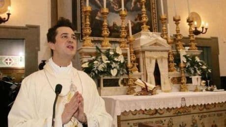 Sesso, droga e festini con i soldi dei fedeli: cosa fa ora l'ex parroco