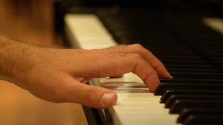 Only 5 Fingers Playing Piano, but the Sound of So Many Hands