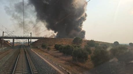 Suspendida la circulación de trenes de Alta Velocidad entre Madrid y Andalucía por un incendio cercano a las vías en una fábrica de Toledo